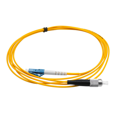 Geel jasje LC UPC naar FC UPC Patch Cord Single-mode Simplex G657A1 LSZH 2.0mm